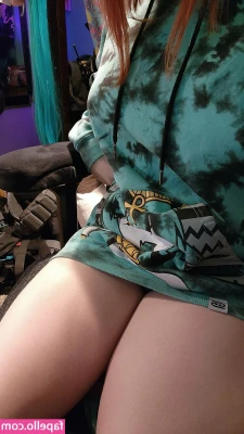 OniKanaVT - Can you hold this for me? 🥰 Sometimes I just need someone's strong