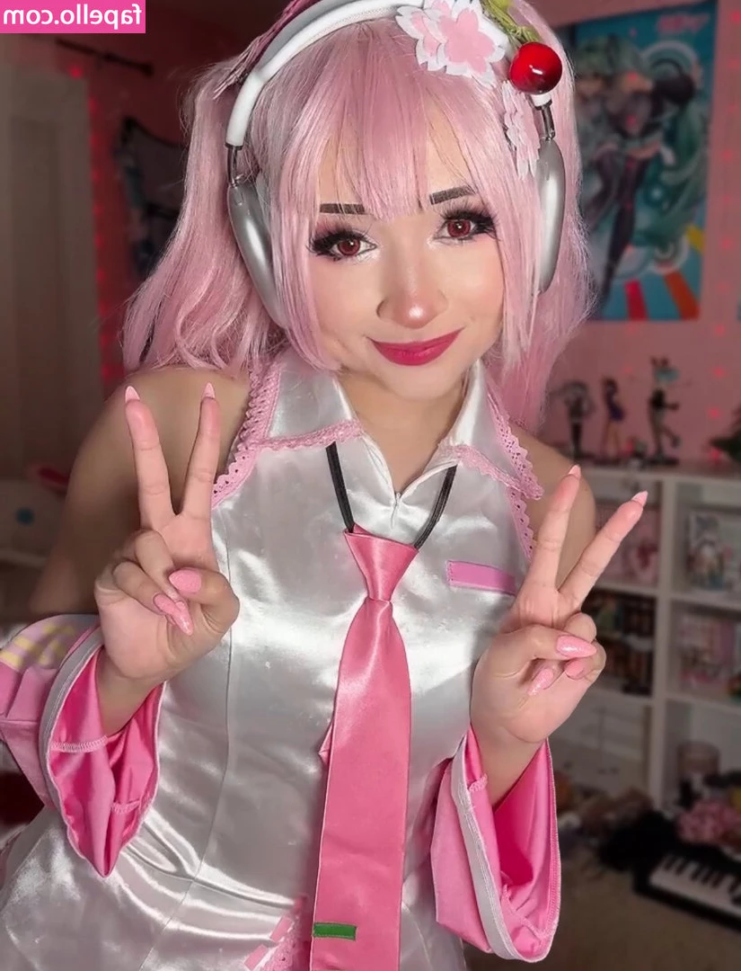 Kora.aura [ kora-aura ] - Hi handsome  do you like my pretty feet  What would you like to do