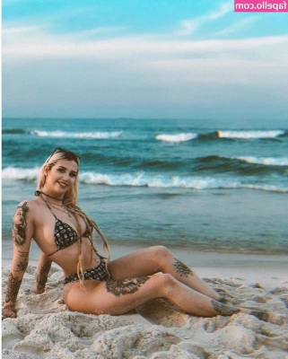 Victoria Macan [ victoria-macan ] - Playing with my morning wood  Lately I’ve been waking up with