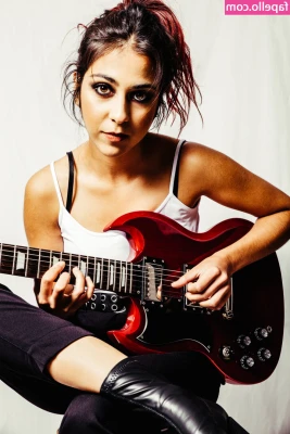 Nadia Sheikh [ nadia-sheikh ] - How about you Breed me?