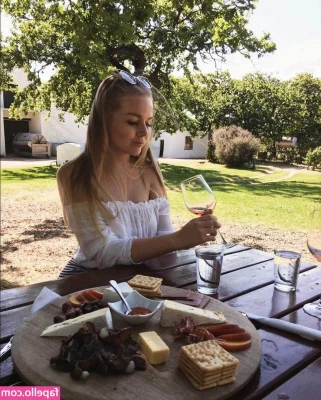 Emmahaggstrom - 🥺 check your dms I’m so lonely