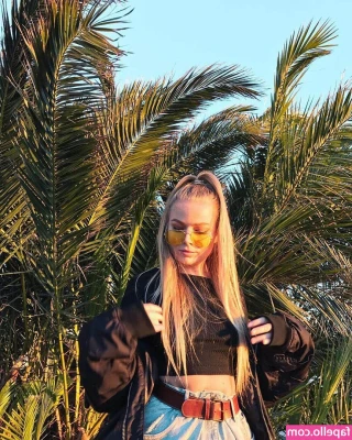 Emmahaggstrom - Thicc & juicy 👉🍑💦  Do you like your peaches juicy?