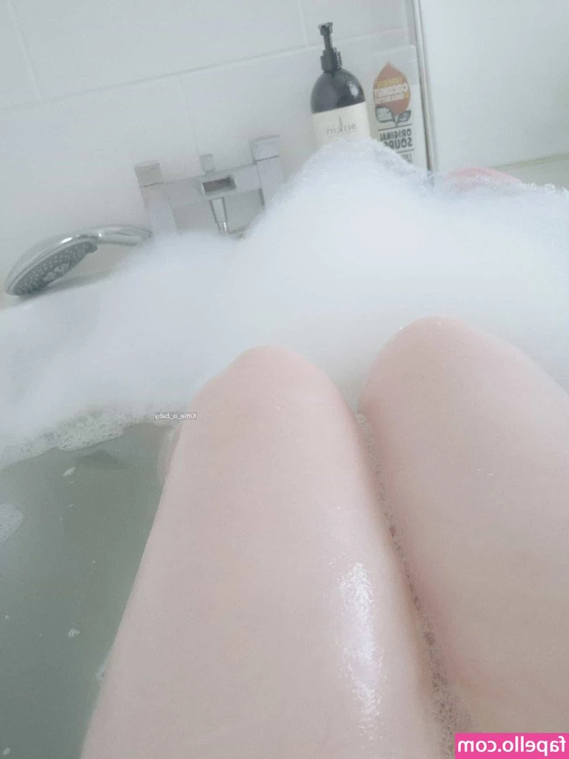 Kittie_is_baby [ kittie-is-baby ] - Strap ons, double ended dildos, anal toys, pussy eating, lots of ass