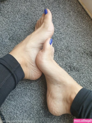 goddesssuzie26 - All leashed up and at your service. Your move 😈
