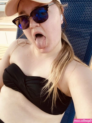 Scarlett Williams [ scarlett-williams ] - Good morning addicts..   It's girls night this evening. Make yourself