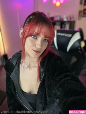 headshotshorty - Grey outfit from the back
