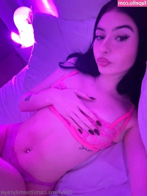 Emily Raye [ emily-raye ] - So horny, we couldn’t even make it up the stairs! @itsmelolamarie