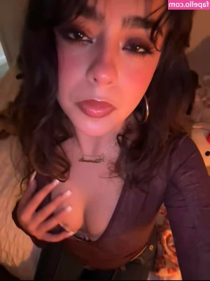 Amanda Ochoa [ amanda-ochoa ] - I looove having my feet licked 😩 Send a tip if you’d lick my