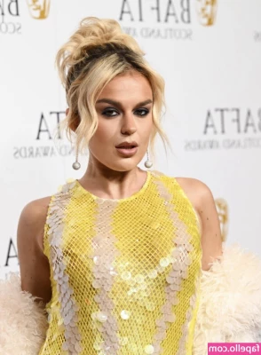 Tallia Storm [ tallia-storm ] - Takie widoki blisko Twoich oczu  Coś czuję  że byś się zaślinił