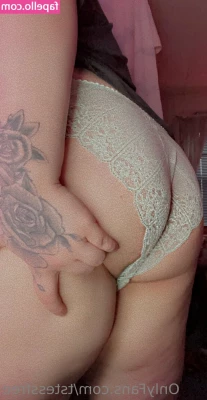 tstessfree - Kiss my lips, you choose which.