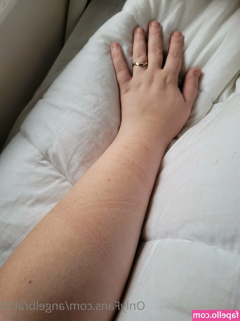 angelbrat00 - What s it like being under my nylon-covered soles