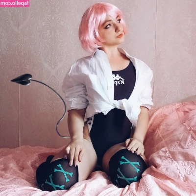 Ladyrossy - someone feed me strawberries 🍓