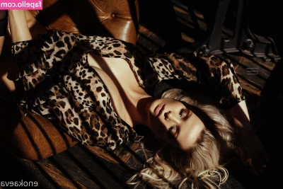 Ekaterina Enokaeva [ ekaterina-enokaeva ] - Hola mi amores alguien por aquí para bañarnos   Con este calorcito