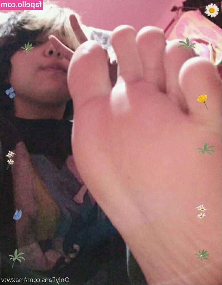 maxwtv - Do you like feet? See my lovely feet, with lovely touch. See also my