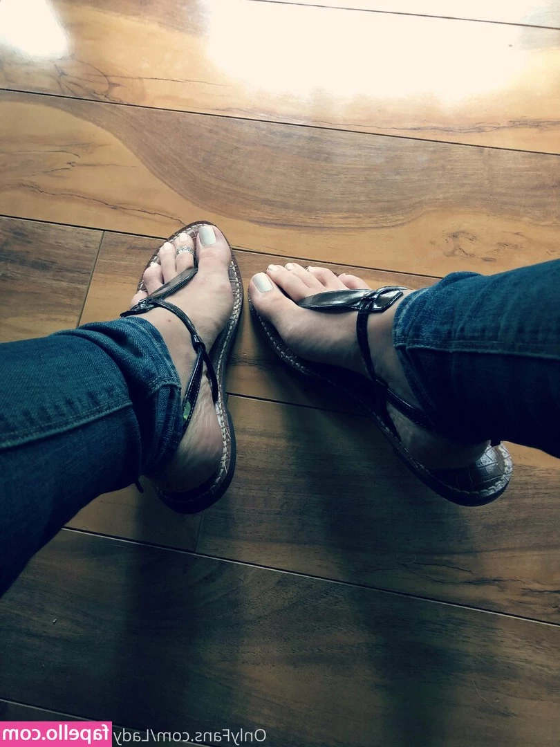 ladydeefootfetish - A or B? Vote with a tip 😈😈