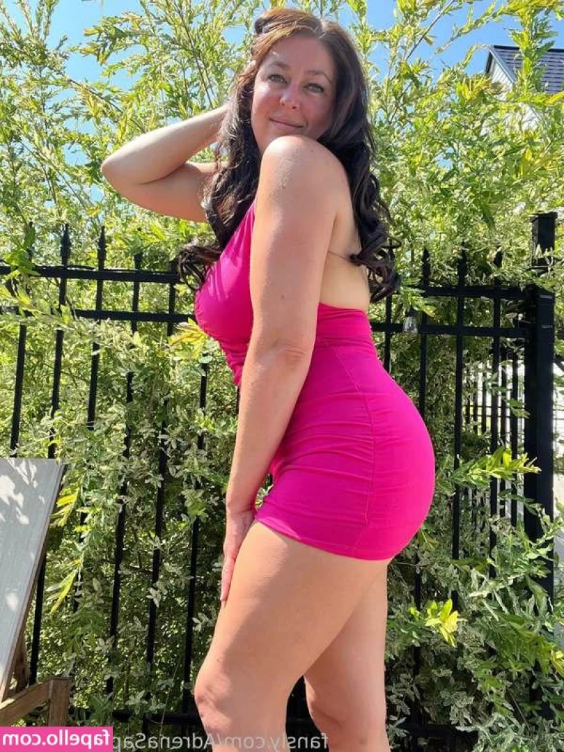 AdrenaSapphire_MILF [ adrenasapphire-milf ] - I see TITTYS message me an lemme know what more your tryna see of me