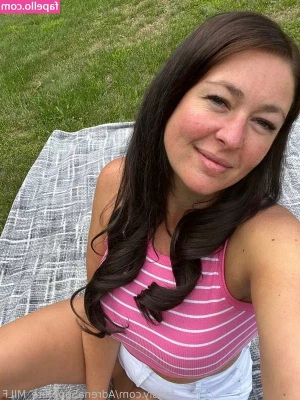 AdrenaSapphire_MILF [ adrenasapphire-milf ] - Quando o pau é bem duro me faz gemer de muito tesão