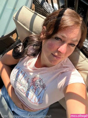 AdrenaSapphire_MILF [ adrenasapphire-milf ] - It's raining and I'm horny and alone... Come play with me? 🥵️