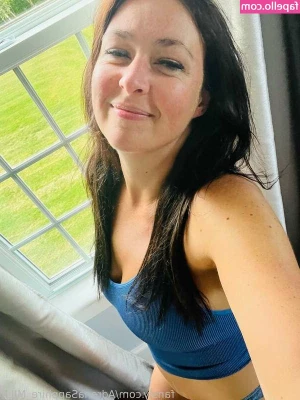 AdrenaSapphire_MILF [ adrenasapphire-milf ] - Keep me company while I finish unpacking my suitcase full of rubber