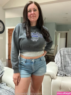 AdrenaSapphire_MILF [ adrenasapphire-milf ] - ...What would you do to my cute feet ...? 🥰😋😍