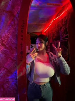 Tashay0ung [ tashay0ung-1 ] - Happy Hump Day 🍒 now come hump these titties 😉