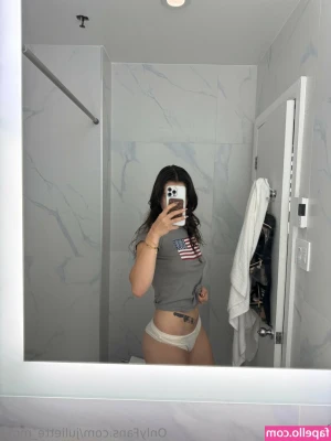juliette_mme [ juliette-mme ] - Standing to attention ;)