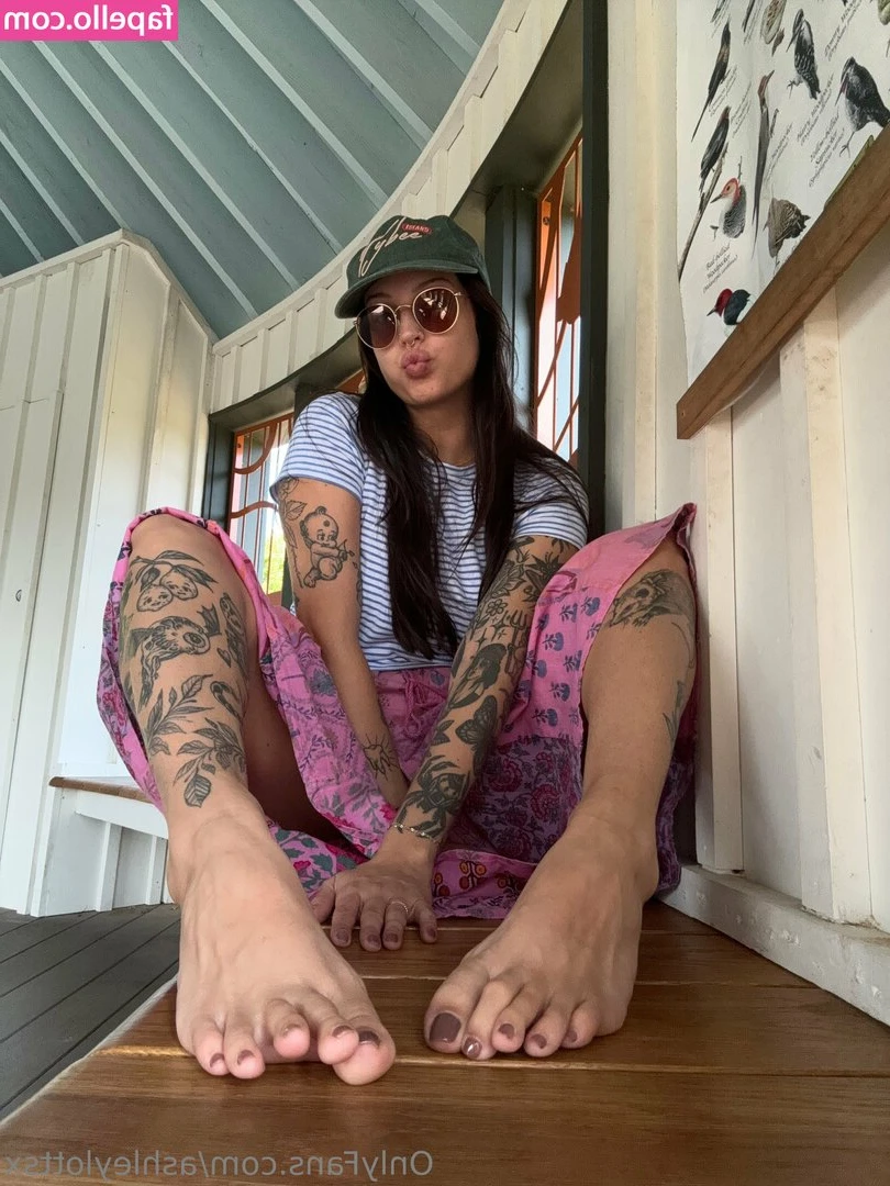 ashleylottsx - Hold them for me