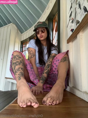 ashleylottsx - Hold them for me
