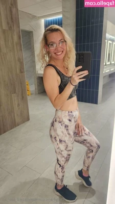 annabell_lee_xo [ annabell-lee-xo ] - Stroking for me yet?? ;)