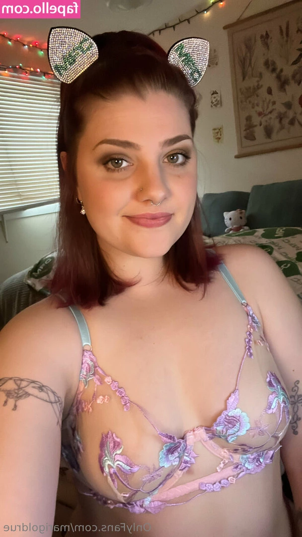 marigoldrue - VIDEO    watch me fuck my pink play pretend cock that I mounted to