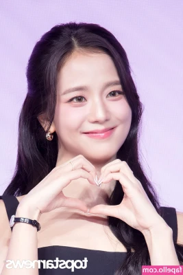 Jisoo - Weekly video in the dms! This video was requested by a sub. It’s