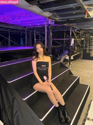 Jisoo - check your dms!! free pussy and booba pics are in there to celebrate