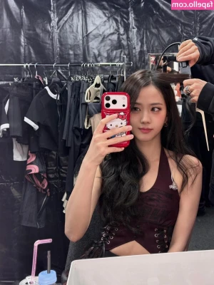 Jisoo - Hey babe! 💋 what are your plans tonight? 😉