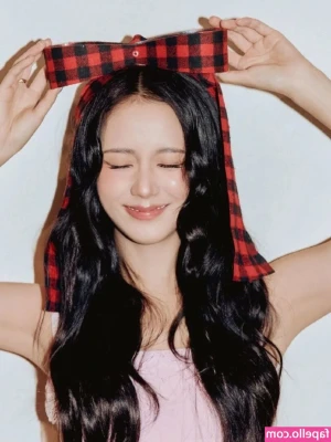 Jisoo - I'm your sexy little elf, ready to make all your Christmas fantasies
