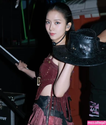 Jisoo - New screenshots from the video just uploaded in the messages.