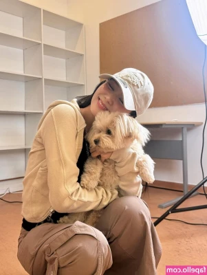 Jisoo - Working instead of going to a gang bang party 🙃
