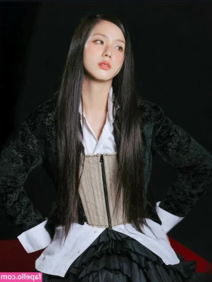 Jisoo - Me trying to be quiet with my wand 🙈