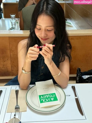 Jisoo - It's late + I need my nipples sucked on 💋
