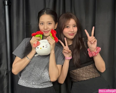 Jisoo - Whose up for a live show this evening? 10pm GMT wearing only