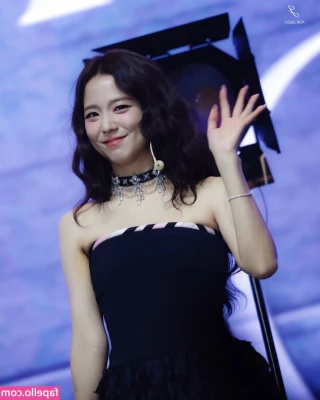 Jisoo - I think after this, the waterfall should be named after me 😂❤️