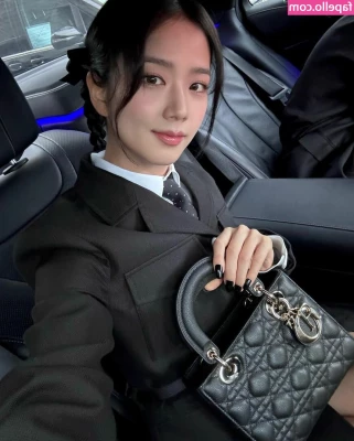 Jisoo - My arch is amazing you can’t even see the rest of me 🥴