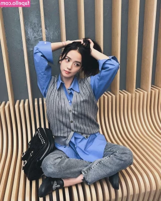 Jisoo - Open my legs a little more to show you what I have there