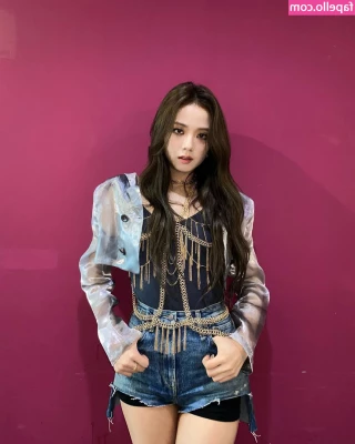 Jisoo - Look how beautiful  amp  perfect the sunlight reflects on my body