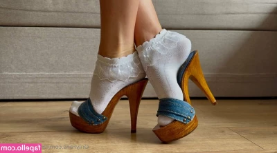 lanarobertsfeets - Absolutely filthy dirty stinky white Nike socks with videos of me