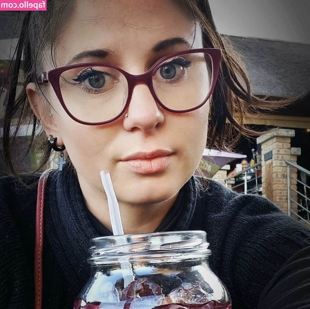Nadia Bratke [ nadia-bratke ] - good night follower