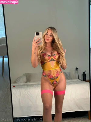 emilyrayxo [ emilyrayxo-12 ] - So hot right now in Rome even the pussy is staying put! 😉
