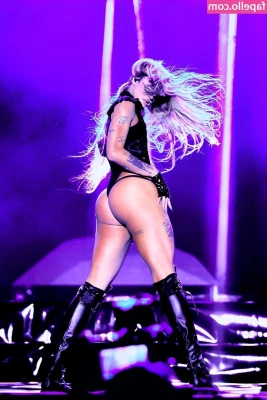 Pabllo Vittar [ pabllo-vittar ] - Working out and I have a complicated relationship  One day  I m all
