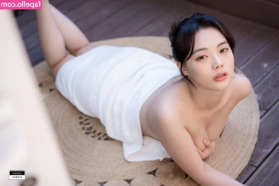 Leehee Roah [ leehee-roah ] - Trying to ride my dildo but the suction cup is no match for my tight