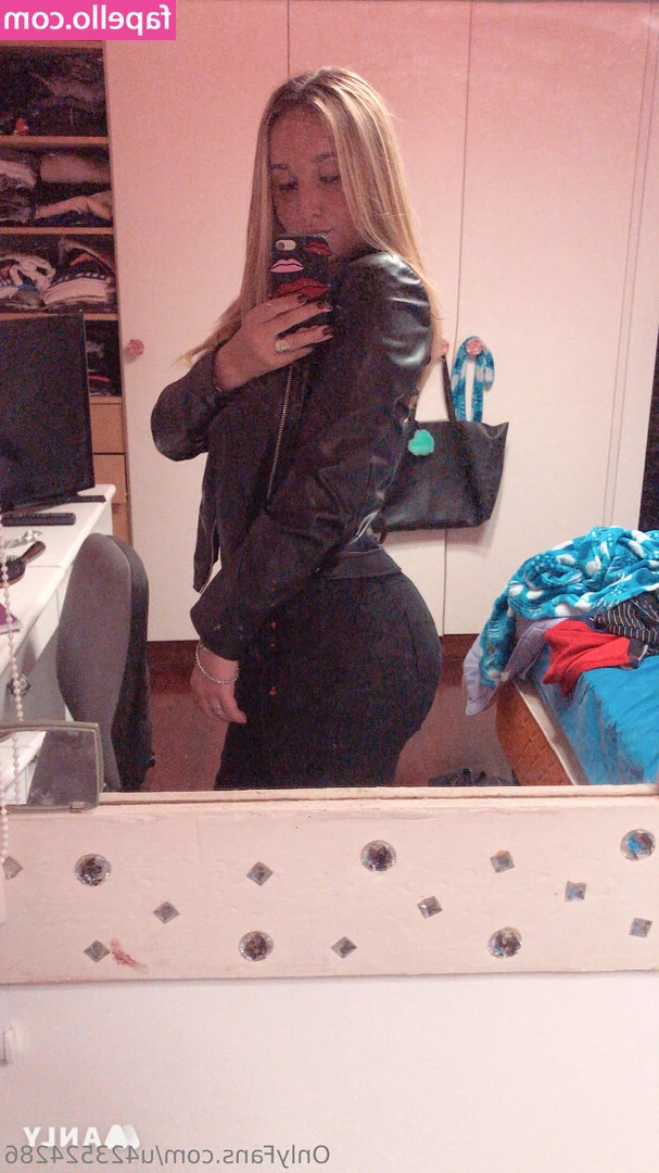 sofia.lovesyou [ sofia-lovesyou ] - Para los amantes de la podofilia  Mira mis sexis pies