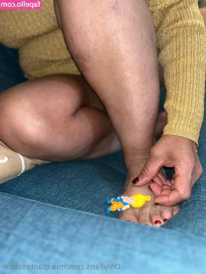mia.giantessbbw [ mia-giantessbbw ] - Purple flowers and nice cute feet